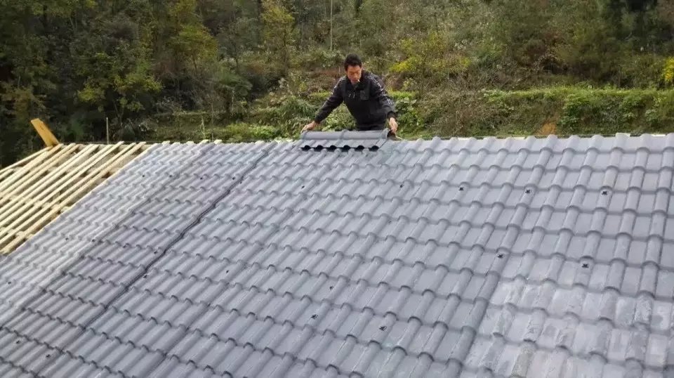 在新農(nóng)村建設中,合成樹脂瓦能有效防護民房不受雷電襲擊